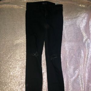 Black distressed skinny jean